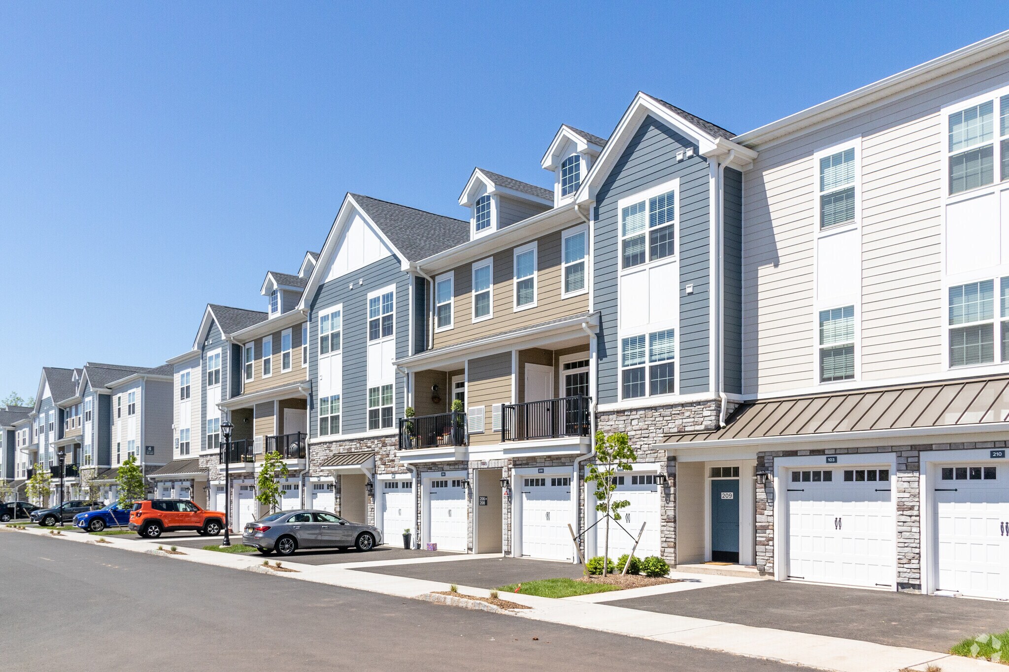 1 Housel Cir, Hillsborough, NJ à louer Photo principale– Image 1 sur 73
