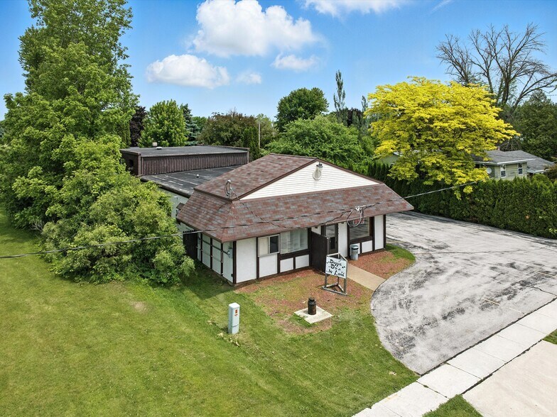 4326 Michigan Ave, Manitowoc, WI à vendre - Photo de l’immeuble – Image 3 sur 14