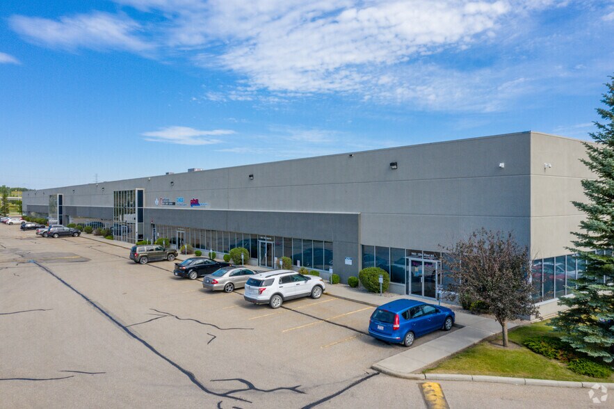 7902-7944 10th St NE, Calgary, AB à louer - Photo de l’immeuble – Image 1 sur 7