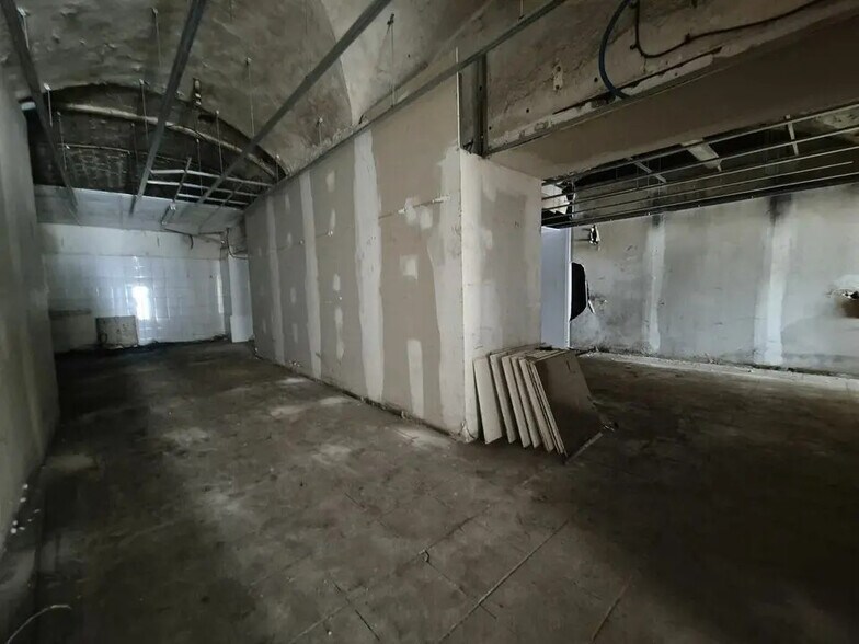 Local commercial dans La Calmette à louer - Photo de l’immeuble – Image 3 sur 5