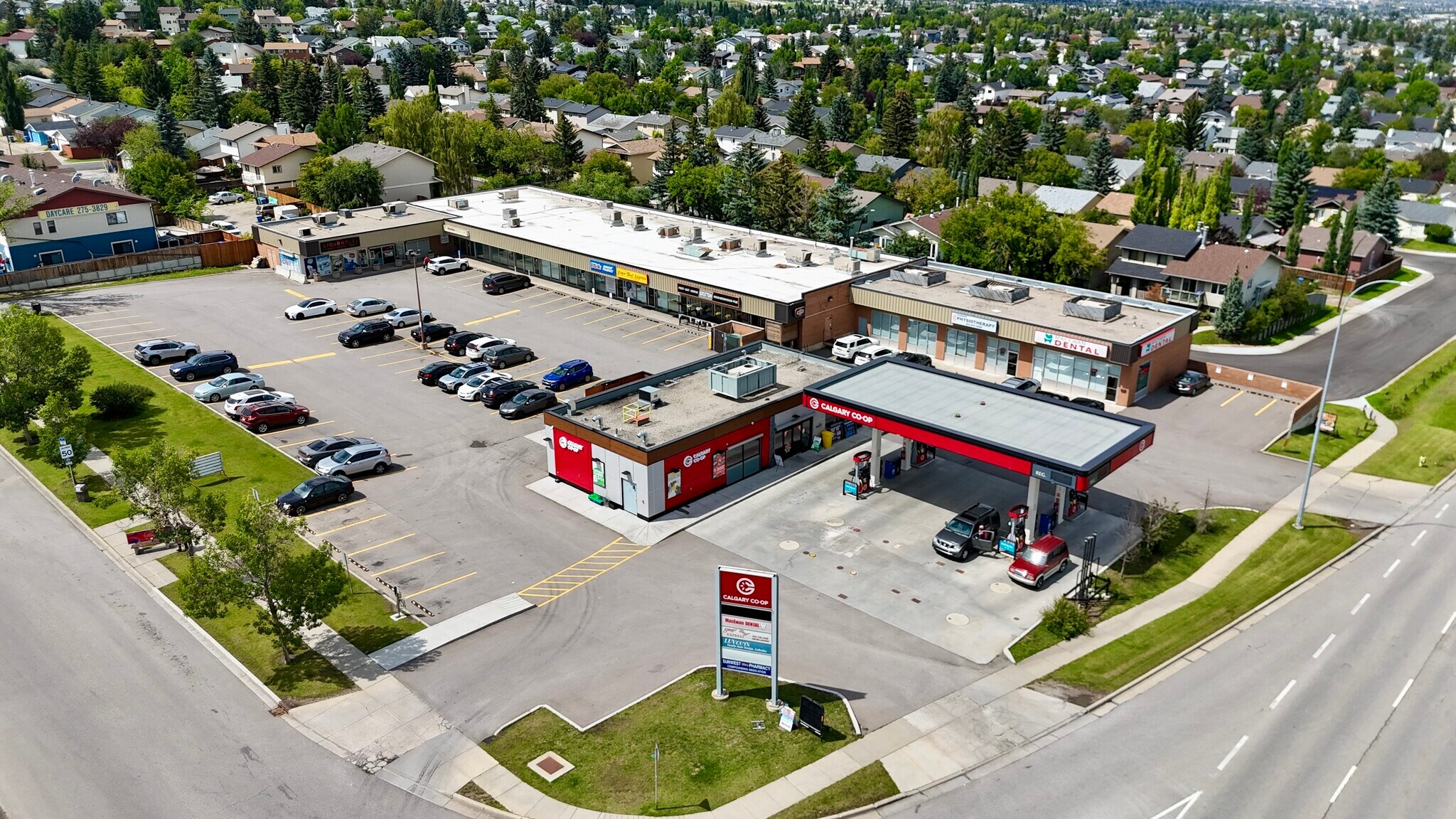 16 MacEwan Dr NW, Calgary, AB à louer Aérien– Image 1 sur 2