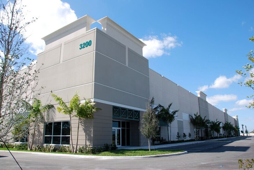 2900 NW 27th Ave, Pompano Beach, FL à louer - Photo de l’immeuble – Image 3 sur 14