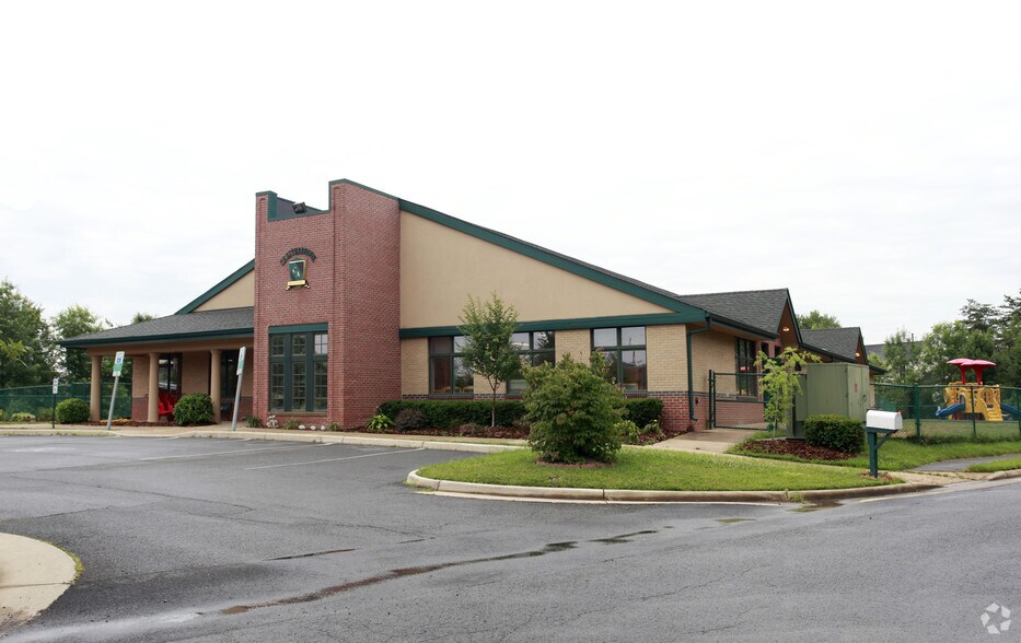 7541 Virginia Oaks Dr, Gainesville, VA à vendre - Photo de l’immeuble – Image 2 sur 20