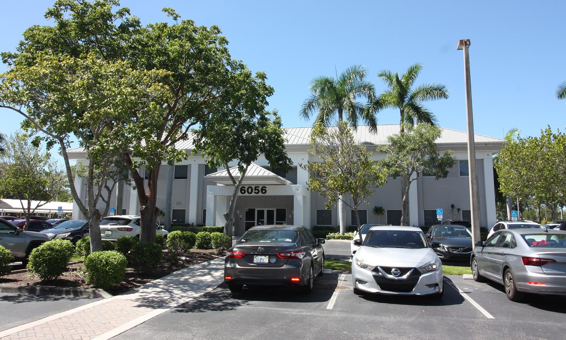 6056 Boynton Beach Blvd, Boynton Beach, FL à louer Photo de l’immeuble– Image 1 sur 8
