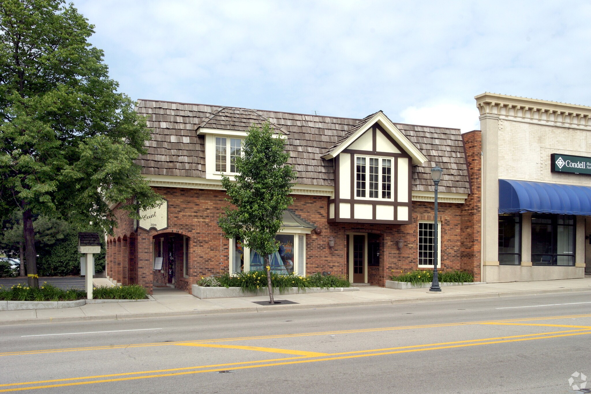 339 N Milwaukee Ave, Libertyville, IL à louer Photo de l’immeuble– Image 1 sur 5