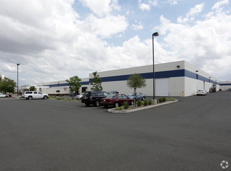 902 Aldridge Rd, Vacaville, CA à vendre - Photo de l’immeuble – Image 2 sur 2