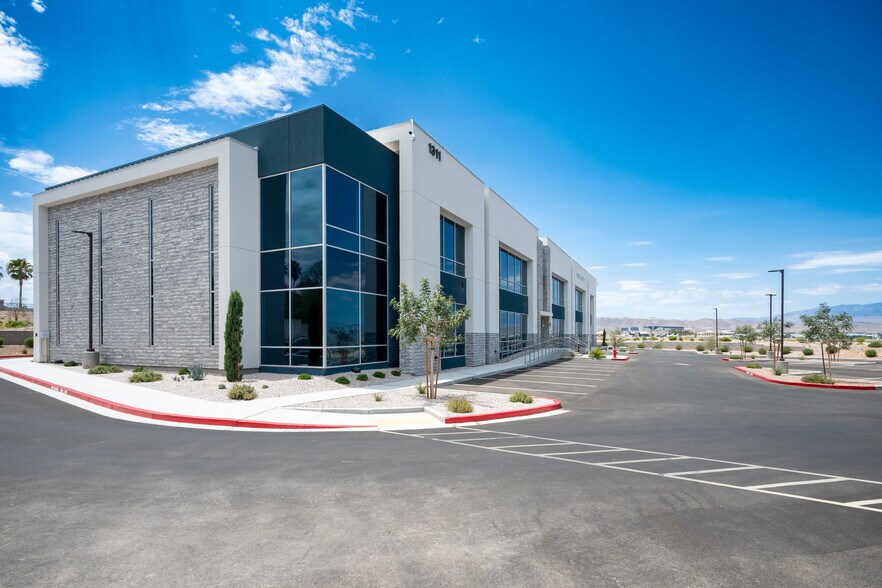 1301 Seven Hills Drive, Henderson, NV à vendre - Photo de l’immeuble – Image 2 sur 50