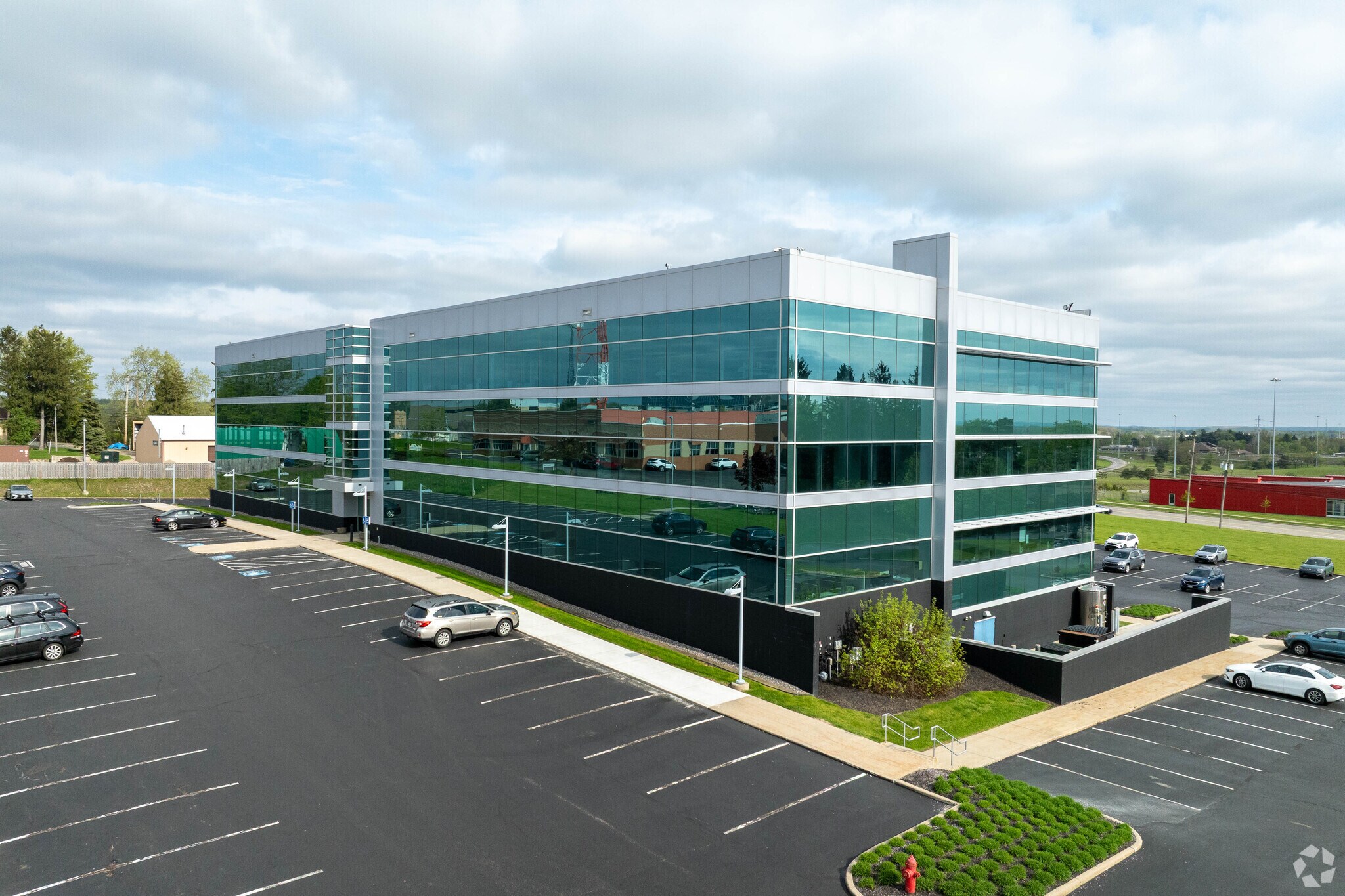 25001 Emery Rd, Warrensville Heights, OH à louer Photo principale– Image 1 sur 7