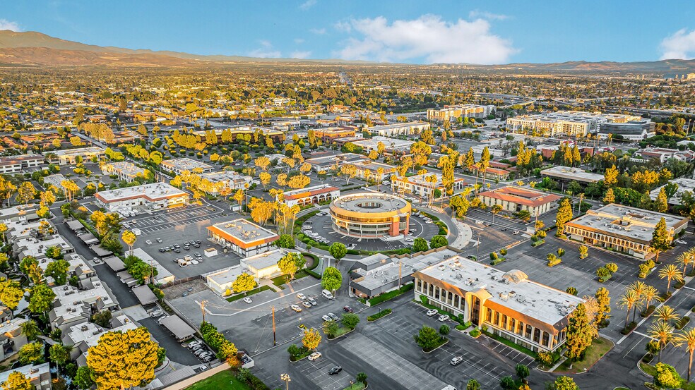 540 N Golden Circle Dr, Santa Ana, CA à vendre - Photo de l’immeuble – Image 3 sur 7