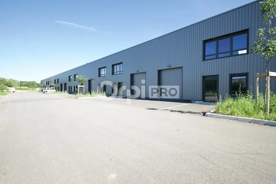 Bureau dans Bourgoin-Jallieu à louer - Photo de l’immeuble – Image 3 sur 9