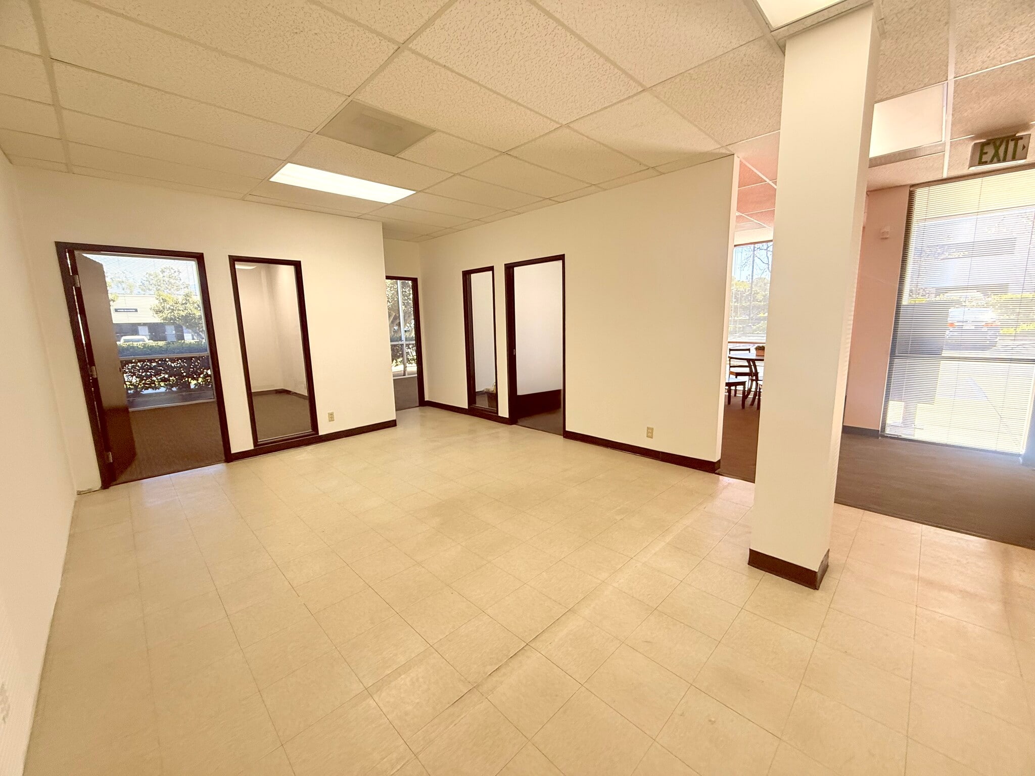 23351-23361 Madero, Mission Viejo, CA à louer Photo intérieure– Image 1 sur 7