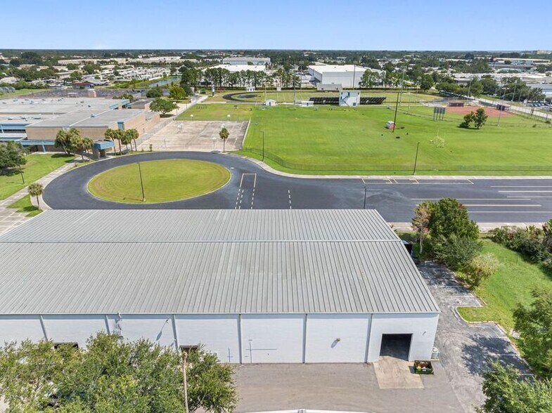6235 118th Ave N, Largo, FL à vendre - Photo de l’immeuble – Image 3 sur 28