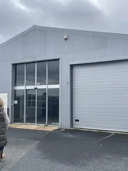 Local commercial dans Carpiquet à louer - Photo de l’immeuble – Image 2 sur 4