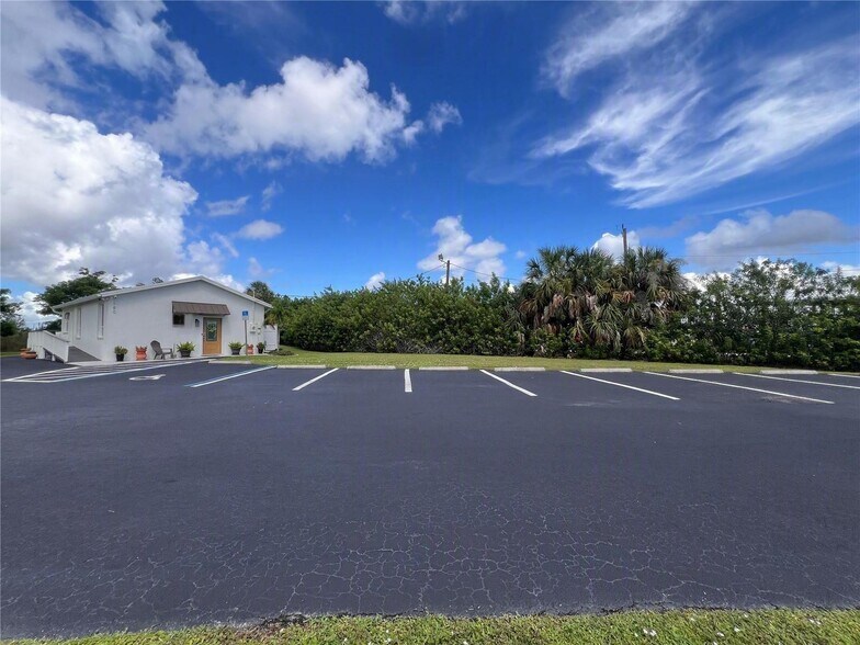 180 Rio Villa Rd, Punta Gorda, FL à vendre - Photo de l’immeuble – Image 2 sur 39