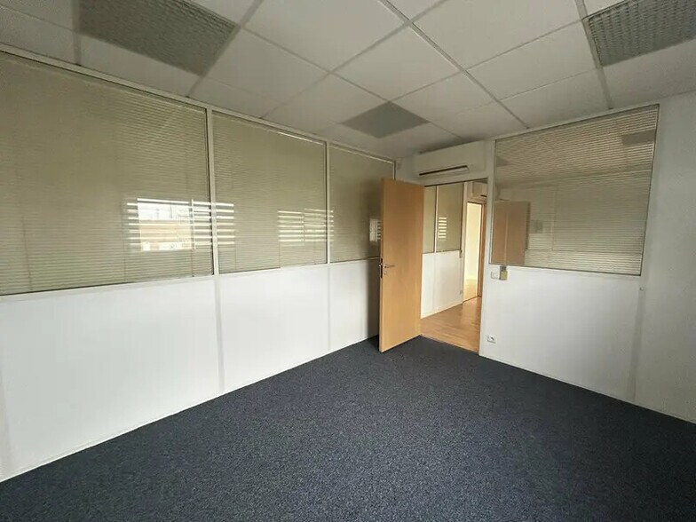 21 Rue Des Cerisiers, Lisses à louer - Photo de l’immeuble – Image 3 sur 34