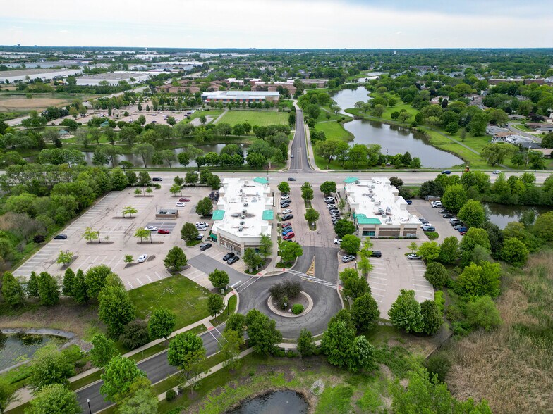 1021-1057 Fountain View Dr, Carol Stream, IL à louer - Photo de l’immeuble – Image 1 sur 4