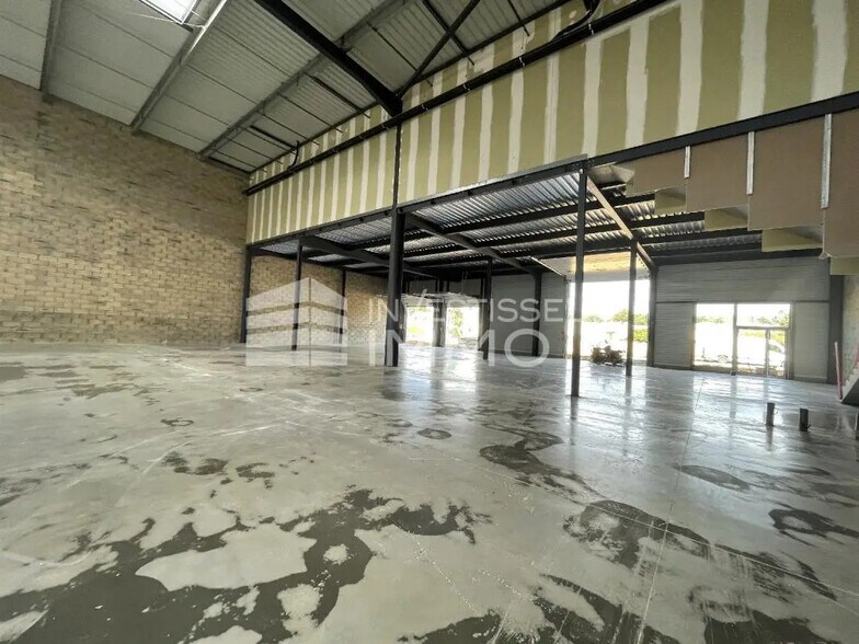 Local d’activités dans La Queue-en-Brie à louer - Photo de l’immeuble – Image 3 sur 7