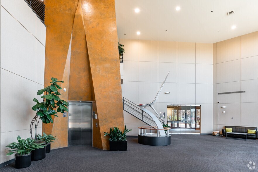 2811 S 102nd St, Tukwila, WA à louer - Hall d’entrée – Image 2 sur 9