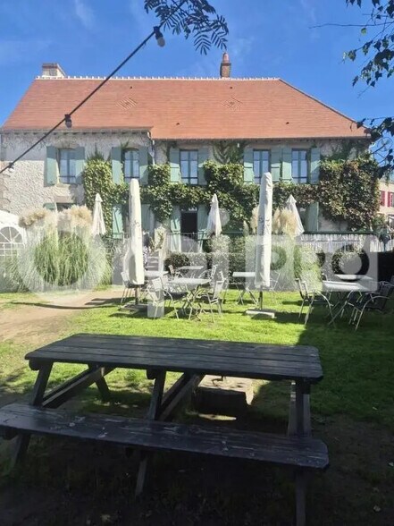 Local commercial dans La Celle-Dunoise à vendre - Photo de l’immeuble – Image 3 sur 11