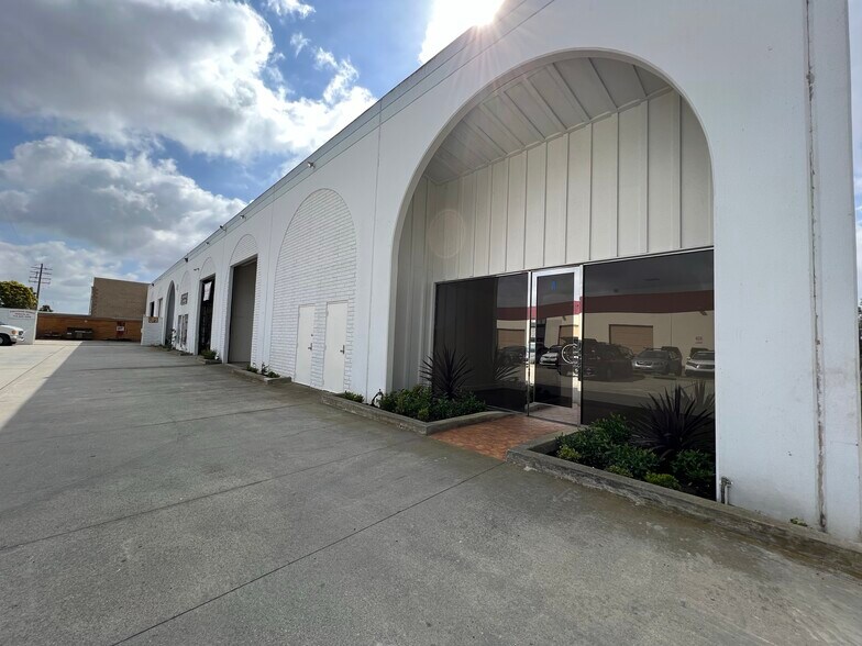 17712 Gothard St, Huntington Beach, CA à louer - Photo de l’immeuble – Image 2 sur 7