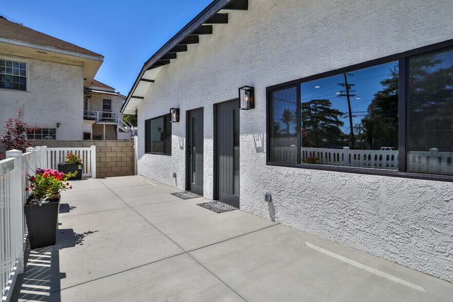 2111 Scott Rd, Burbank, CA à vendre - Photo de l’immeuble – Image 3 sur 35