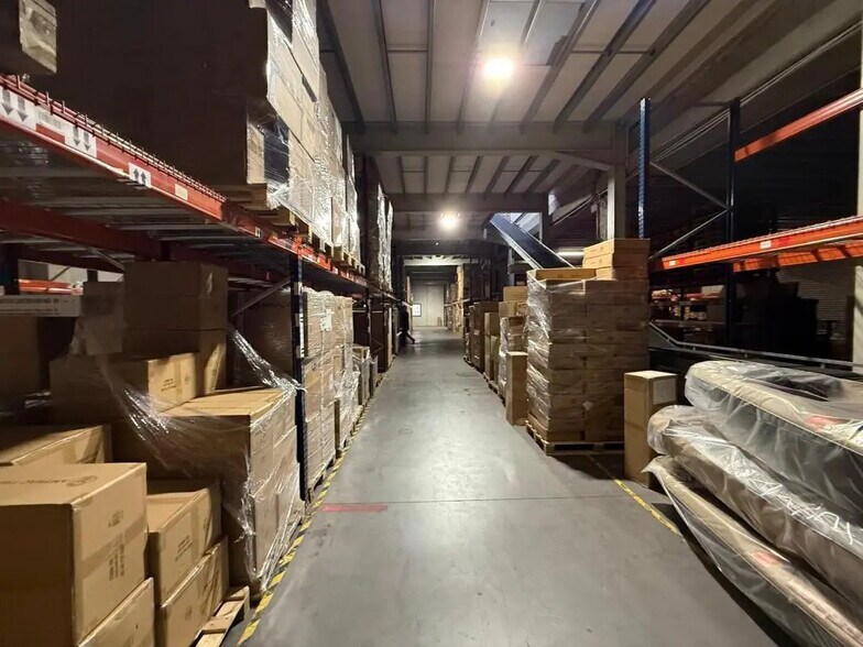 Industriel/Logistique dans Vallauris à louer - Photo de l’immeuble – Image 3 sur 7