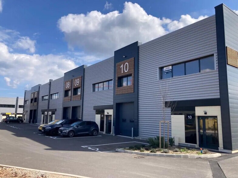 Local d’activités dans Brignoles à louer - Photo de l’immeuble – Image 2 sur 11