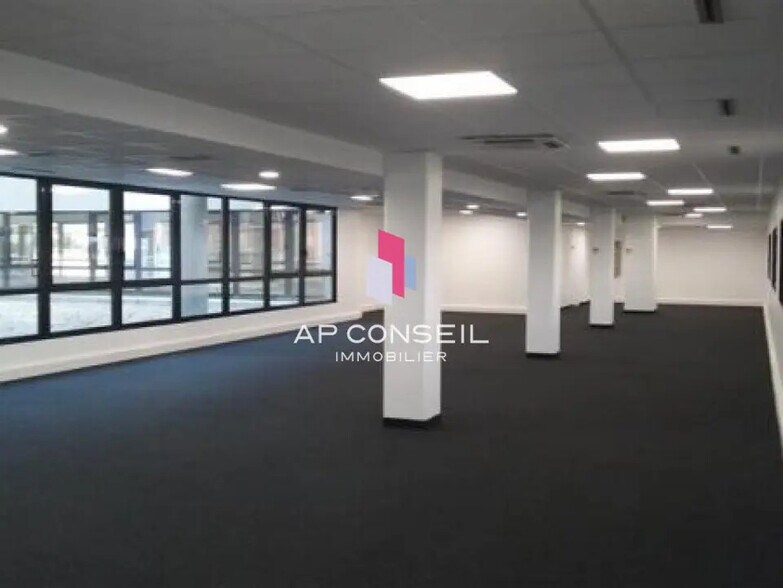 Bureau dans Montigny-le-Bretonneux à louer - Photo de l’immeuble – Image 2 sur 6