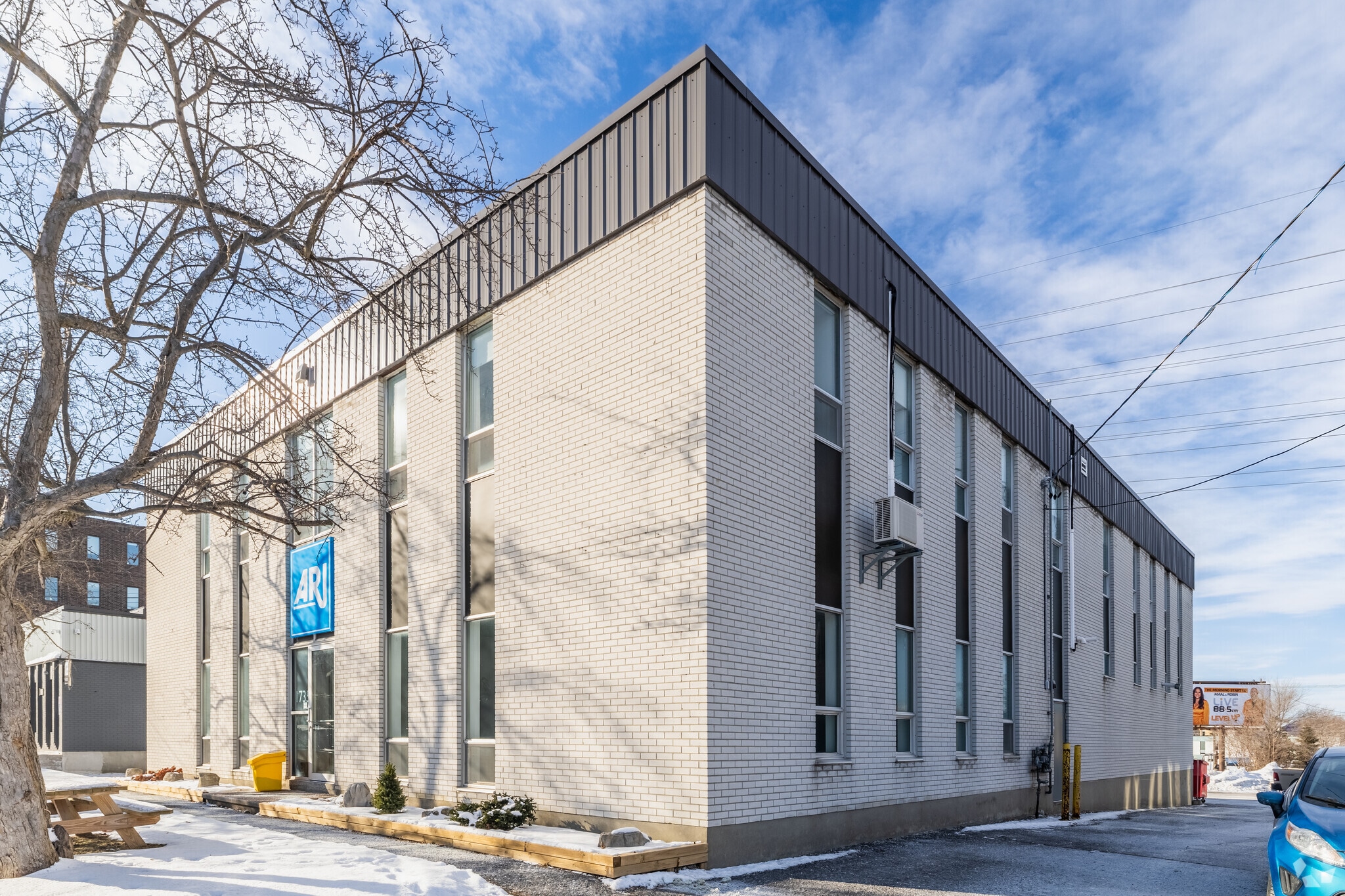 1735 Courtwood Cres, Ottawa, ON à louer Photo principale– Image 1 sur 4