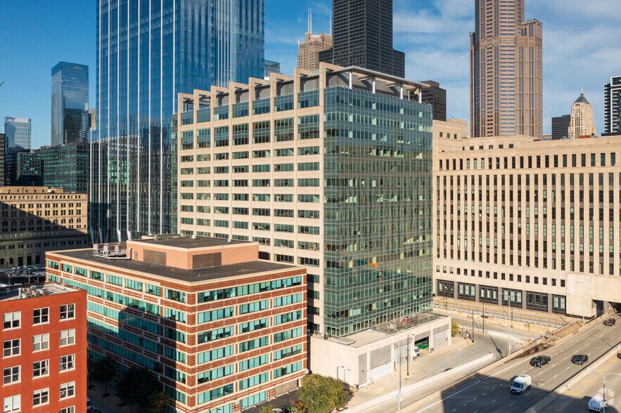 525 W Van Buren St, Chicago, IL à louer - Photo de l’immeuble – Image 1 sur 8