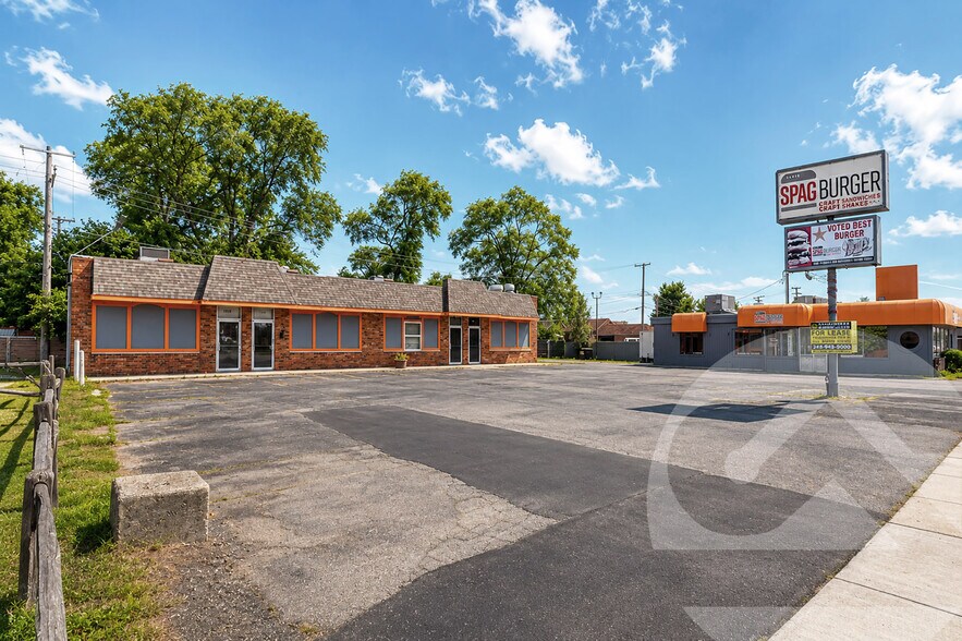 17265-17271 E 9 Mile Rd, Eastpointe, MI à louer - Photo de l’immeuble – Image 1 sur 1