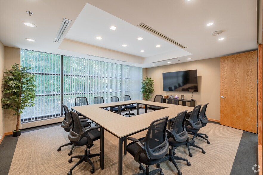 40900 Woodward Ave, Bloomfield Hills, MI à louer - Photo de l’immeuble – Image 3 sur 20