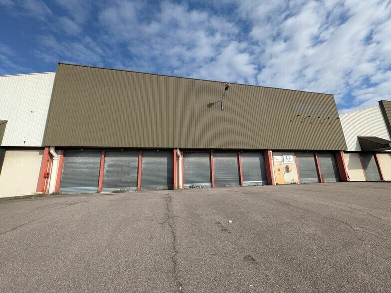 Local d’activités dans Saint-Étienne-du-Rouvray à louer - Photo de l’immeuble – Image 1 sur 1