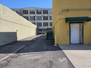 930 E Pico Blvd, Los Angeles, CA à louer Photo de l’immeuble– Image 2 sur 3