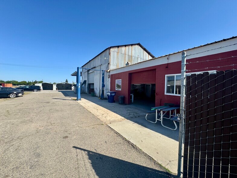 1211 E Yosemite Ave, Madera, CA à vendre - Photo de l’immeuble – Image 3 sur 28