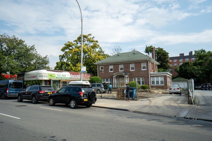 144-28/36 Northern, Flushing, NY à vendre - Photo de l’immeuble – Image 3 sur 8