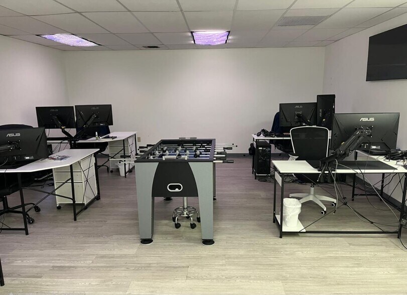 700 W Hillsboro Blvd, Deerfield Beach, FL à louer - Photo de l’immeuble – Image 2 sur 12