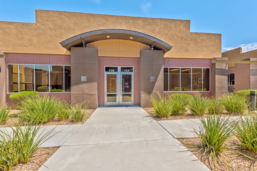 3662 E Sunset Rd, Las Vegas, NV à louer - Photo de l’immeuble – Image 2 sur 8