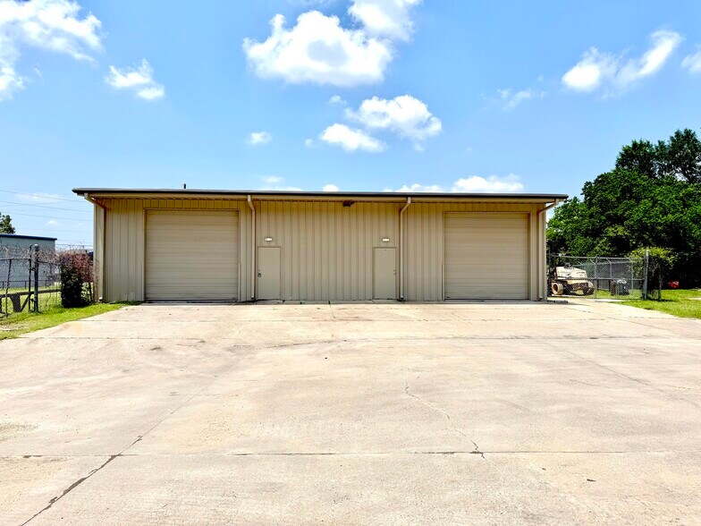 175 Circle Six Dr, Conroe, TX à louer - Photo de l’immeuble – Image 2 sur 8