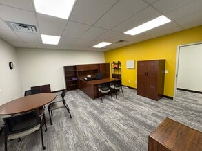 401 E 4th Ave, Hutchinson, KS à louer Photo intérieure– Image 1 sur 59