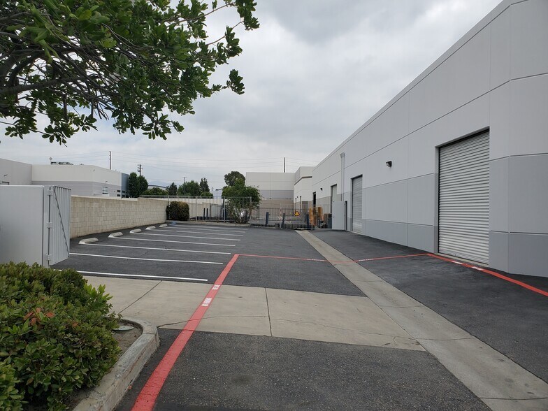 1321 W Foothill Blvd, Azusa, CA à louer - Photo de l’immeuble – Image 3 sur 3