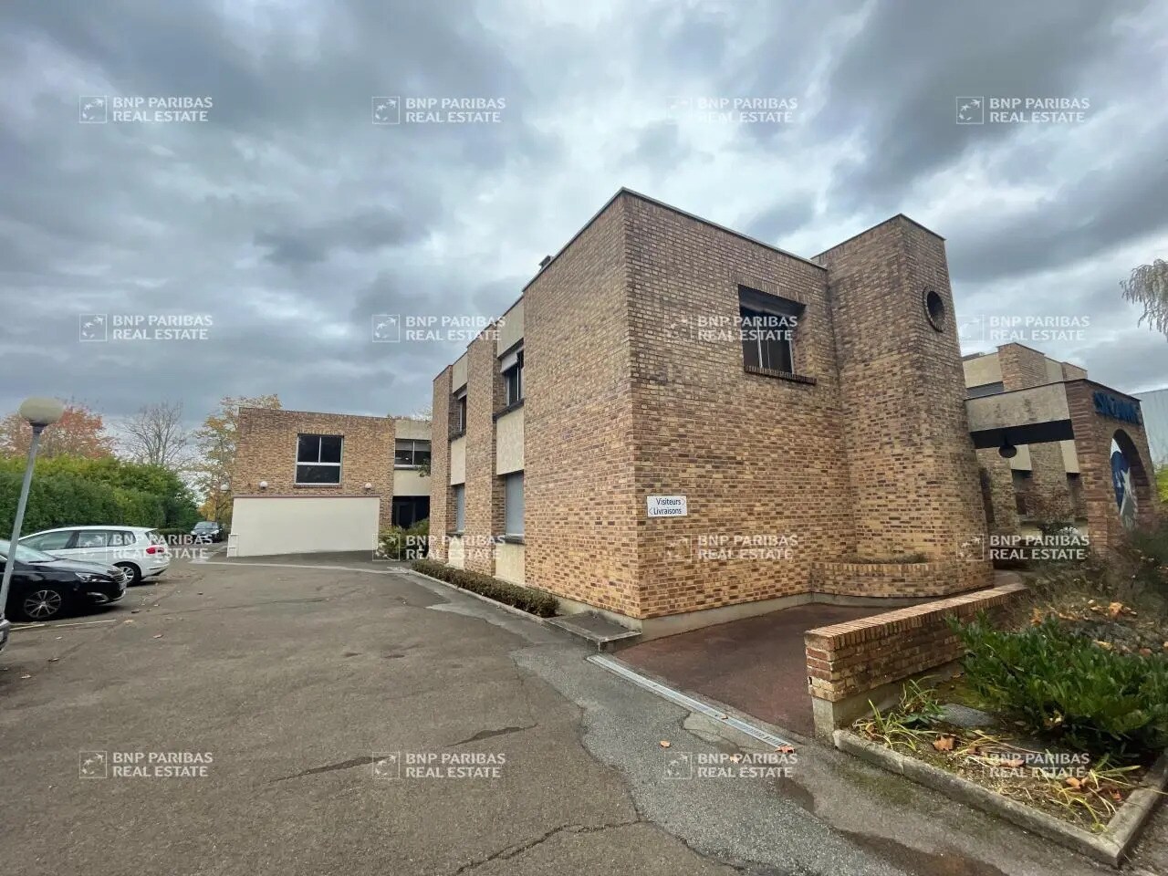 Local d'activités dans Buc à vendre Photo de l’immeuble– Image 1 sur 14