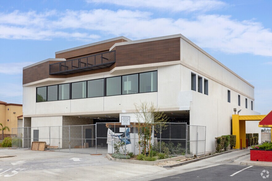 19121 Brookhurst St, Huntington Beach, CA à louer - Photo de l’immeuble – Image 2 sur 4