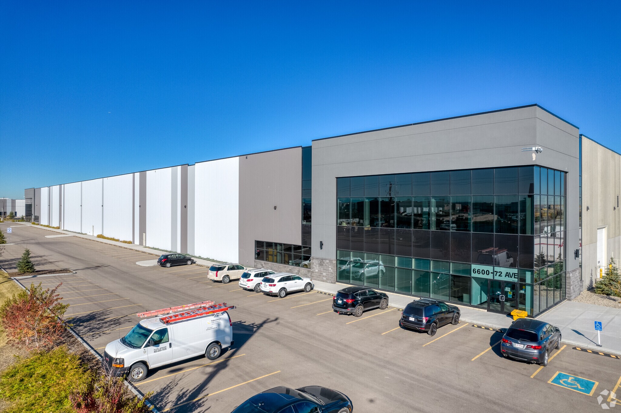 6600 72 Ave SE, Calgary, AB à louer Photo de l’immeuble– Image 1 sur 7