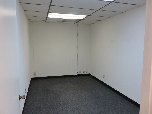 165 W Hospitality Ln, San Bernardino, CA à louer - Photo intérieure – Image 3 sur 46