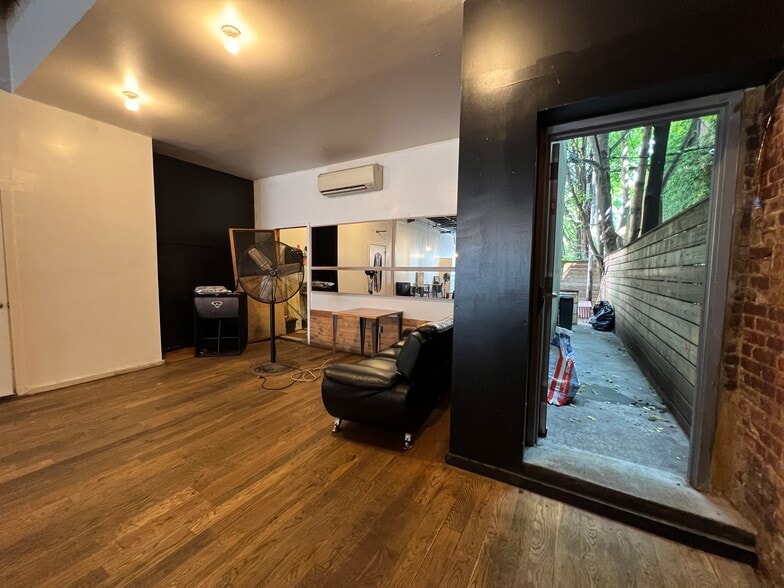 631 Wilson Ave, Brooklyn, NY à louer - Photo de l’immeuble – Image 2 sur 9