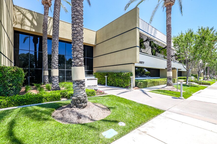 17701 Cowan, Irvine, CA à louer - Photo de l’immeuble – Image 1 sur 8