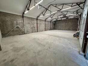 670 Development Dr, Kingston, ON à louer Photo intérieure– Image 1 sur 3