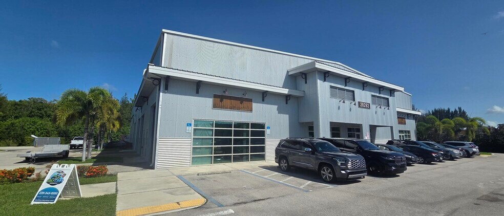 28282 Industrial Rd, Bonita Springs, FL à louer - Photo de l’immeuble – Image 1 sur 6