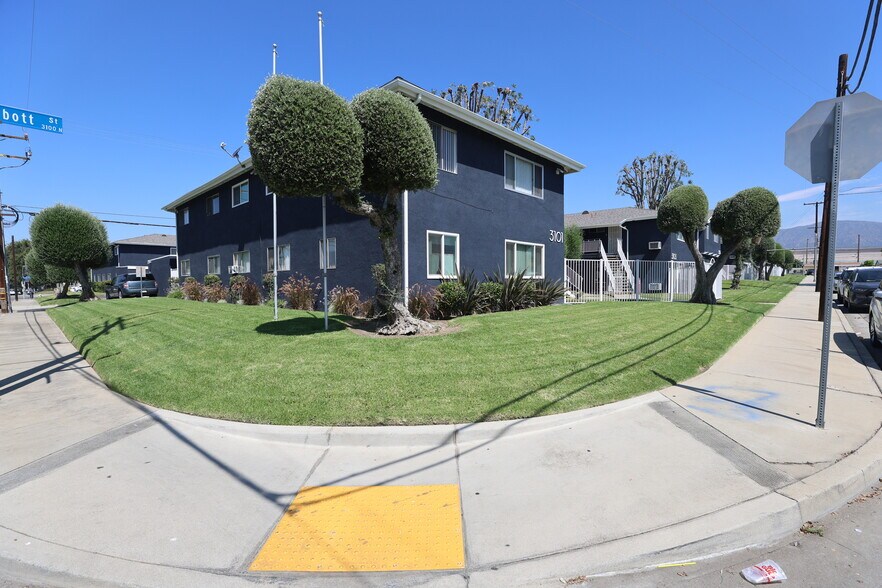 3101-3119 Abbott St, Pomona, CA à vendre - Photo de l’immeuble – Image 1 sur 8